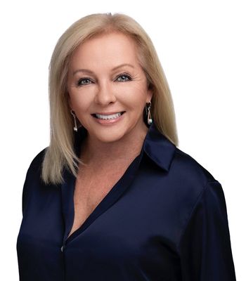 Portrait of Sally Bauscher, REALTOR®.
